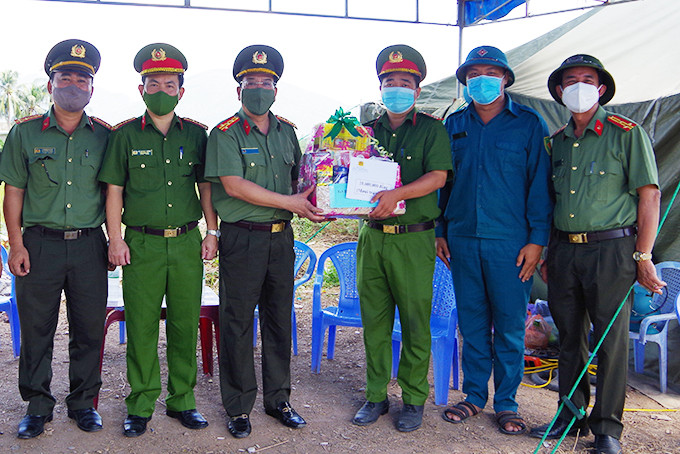 Giám đốc Công an tỉnh Khánh Hòa đến thăm cán bộ chiến sĩ làm nhiệm vụ tại trạm kiểm soát phòng, chống dịch Covid-19 giáp ranh địa bàn TP. Nha Trang với huyện Diên Khánh trên đại lộ Võ Nguyên Giáp.