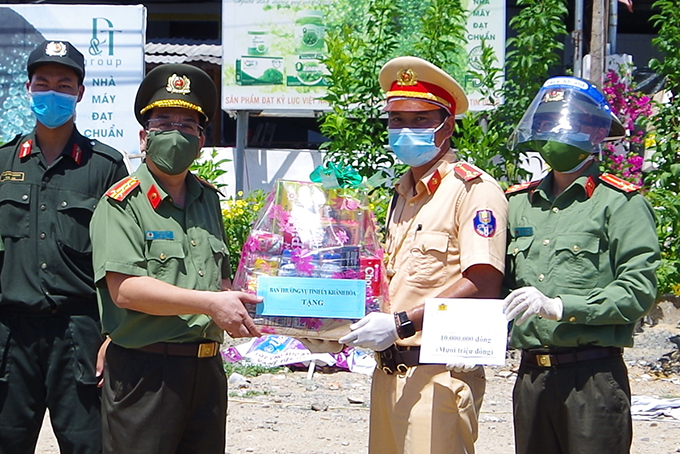 Đại tá Đào Xuân Lân đến thăm, động viên cán bộ chiến sĩ làm nhiệm vụ tại trạm kiểm soát phòng, chống dịch Covid-19 giáp ranh địa bàn TP. Nha Trang với thị xã Ninh Hoà trên Quốc lộ 1.