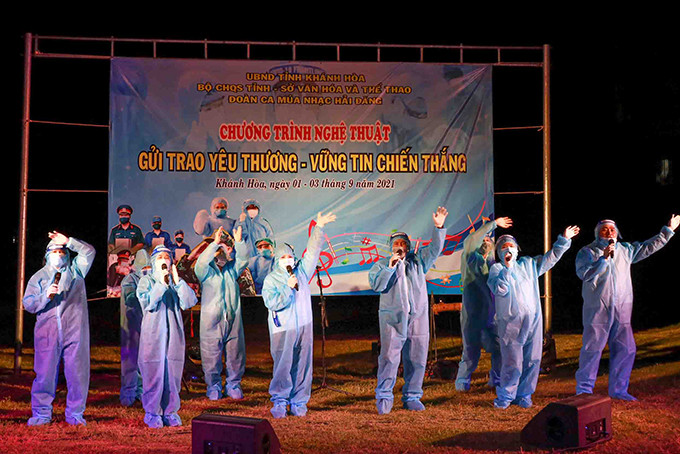 Artists of Hai Dang Song and Dance Troupe performing at centralized quarantine area 