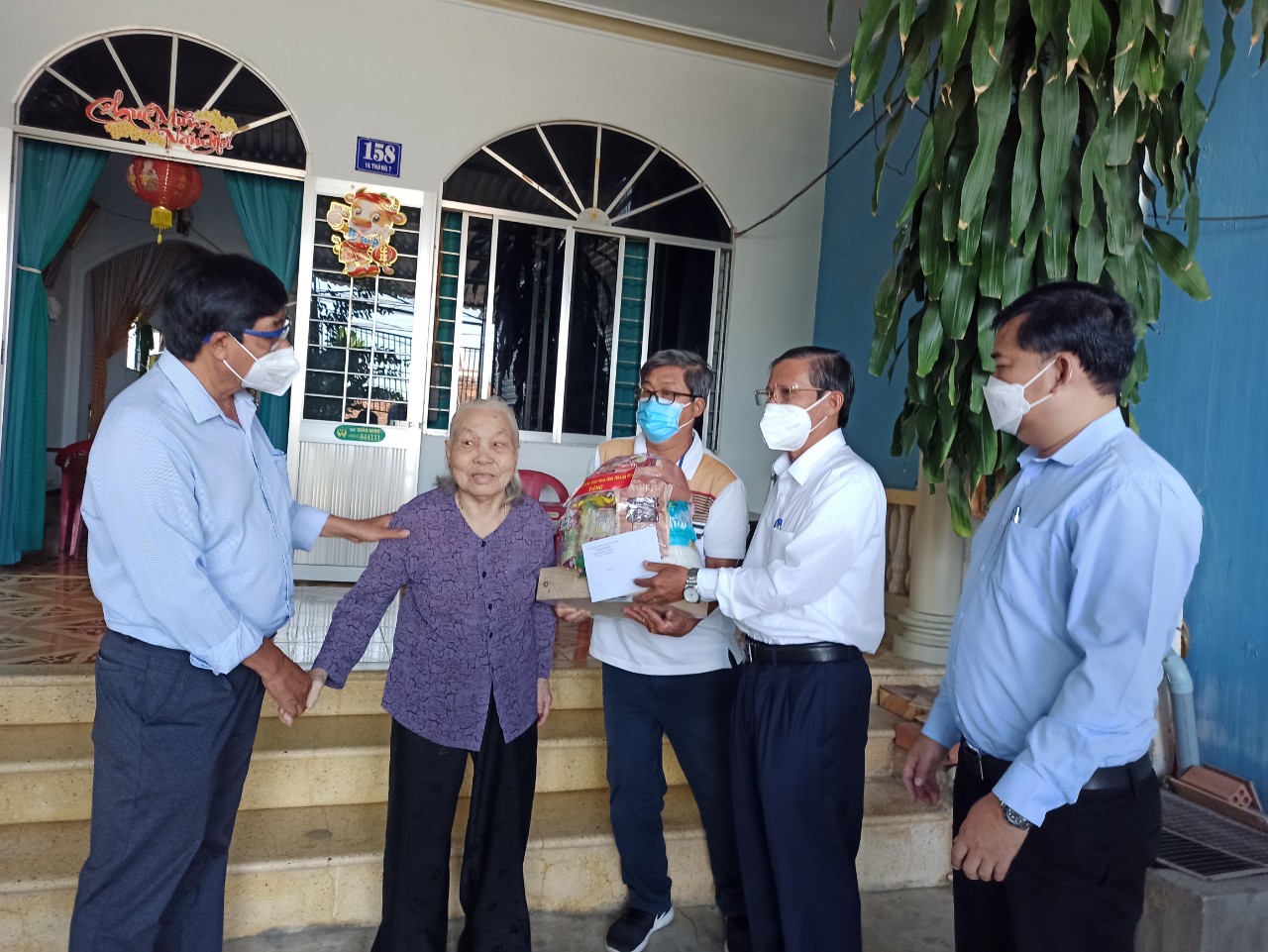 Ông Trần Ngọc Thanh thăm, tặng quà hộ gia đình chính sách, bà Trần Thị Nhi Tổ 18, phường Ninh Hiệp