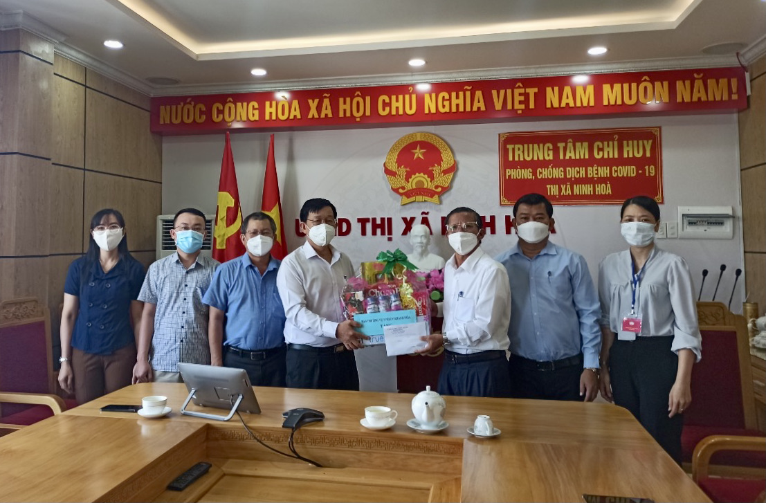 Ông Trần Ngọc Thanh thăm, tặng quà cho Trung tâm Chỉ huy phòng, chống dịch Covid-19 thị xã Ninh Hòa.