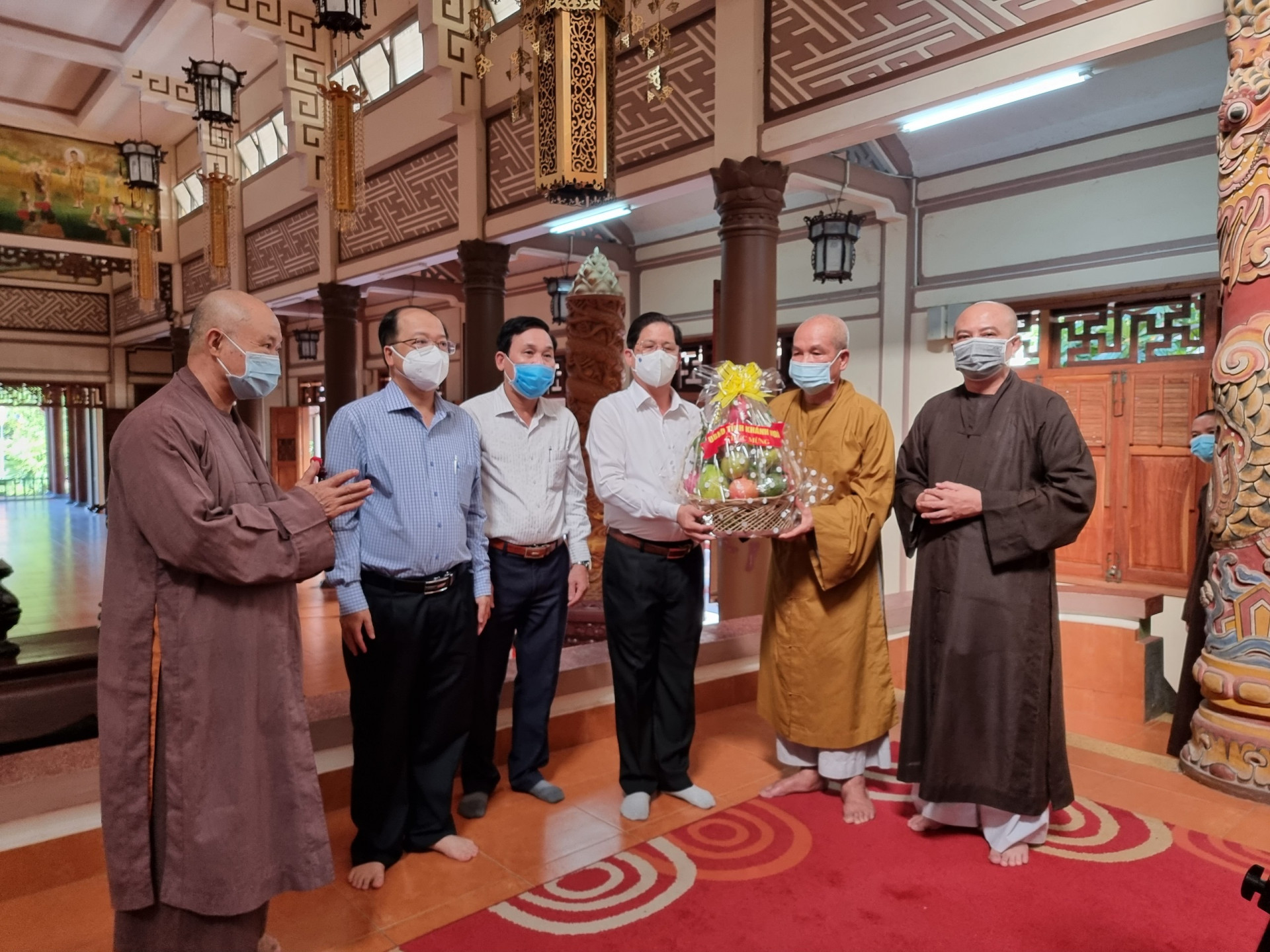 Ông Nguyễn Tấn Tuân thăm, tặng quà Giáo hội phật giáo tỉnh Khánh Hoà
