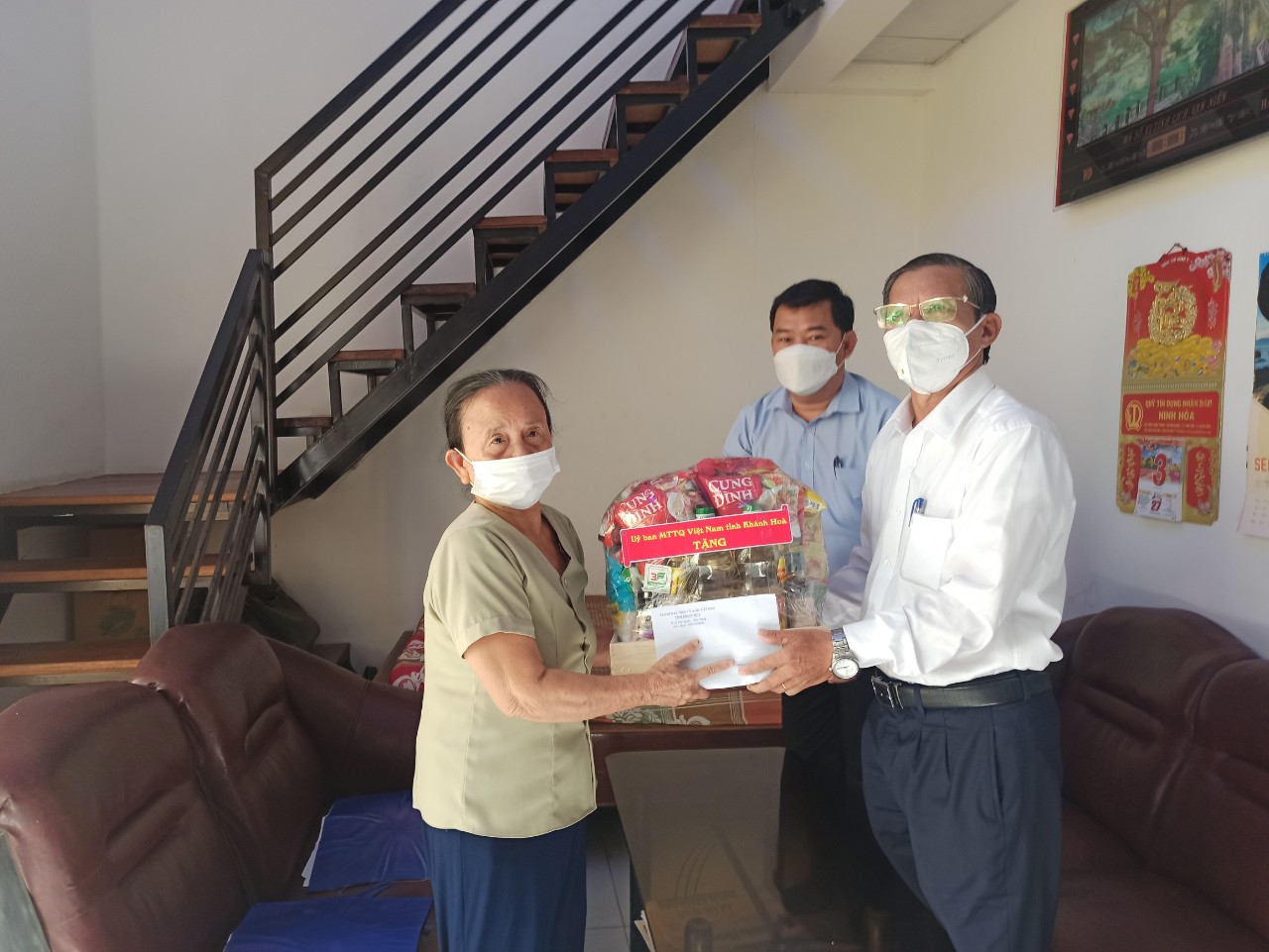 Ông Trần Ngọc Thanh thăm, tặng quà hộ gia đình chính sách, bà Lê Thị Trúc (tổ 11, phường Ninh Hiệp).