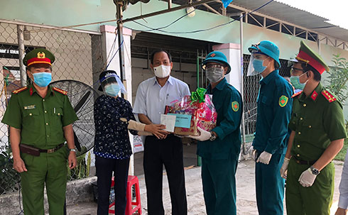 Ông Nguyễn Văn Ghi tặng quà tại chốt kiểm soát dịch xã Suối Hiệp (huyện Diên Khánh), giáp ranh xã Suối Cát (huyện Cam Lâm).