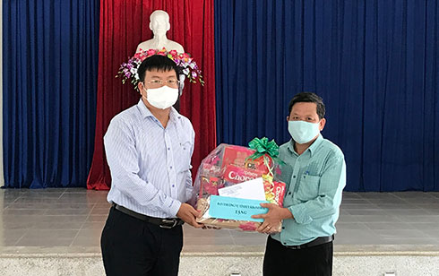Ông Võ Hoàn Hải tặng quà tại Làng Trẻ em SOS Nha Trang.