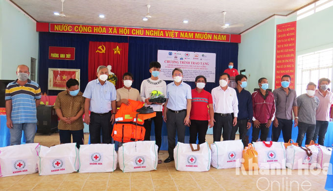 Trao tặng gạo và áo phao cho ngư dân phường Ninh Thuỷ