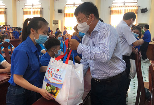 Ông Võ Hoàn Hải tặng quà cho các tình nguyện viên.