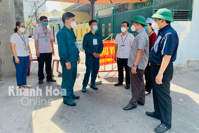 Lãnh đạo TP. Nha Trang thăm lực lượng trực chốt Phan Đình Giót - Bến Cá, phường Phương Sài. 