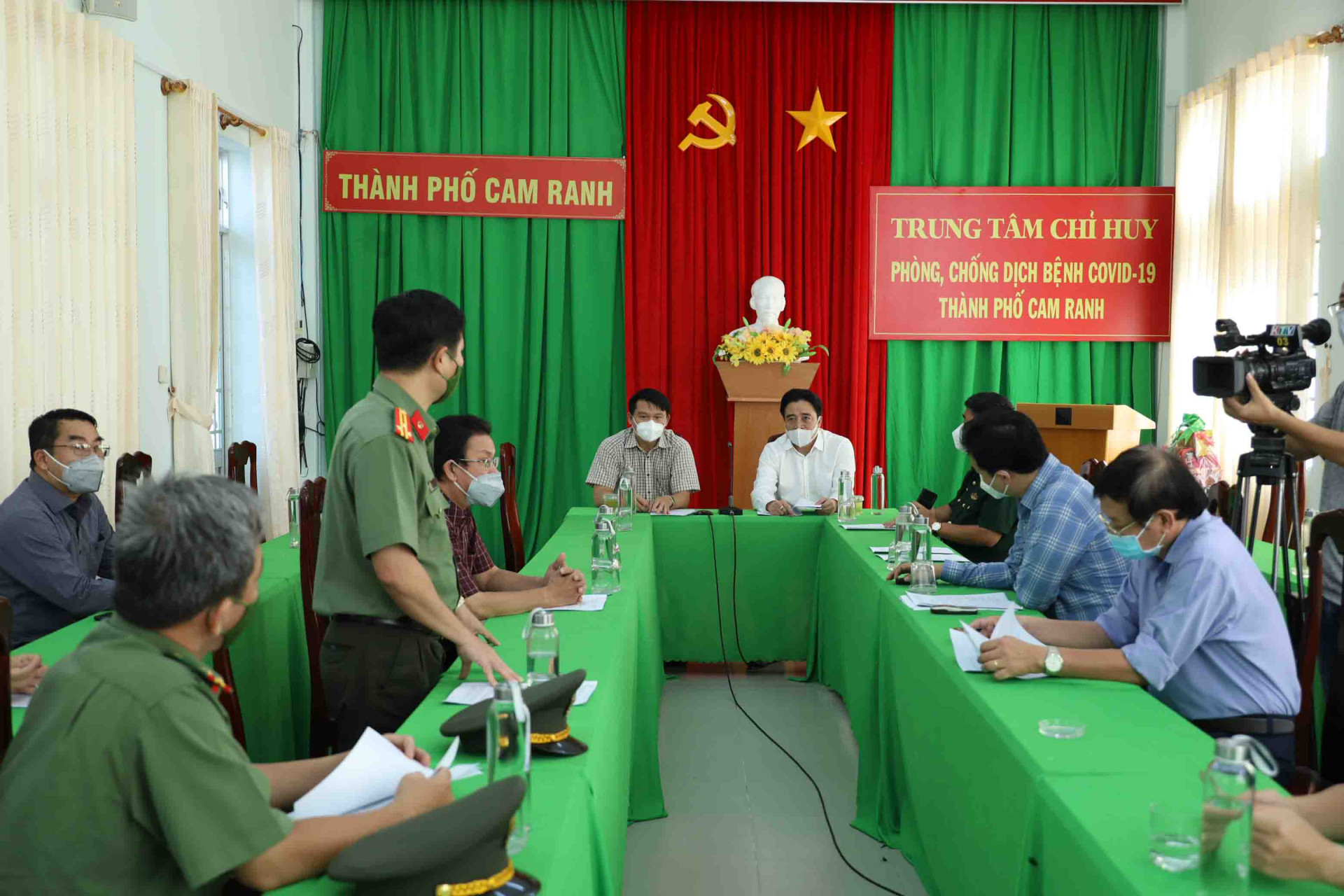 Ông Nguyễn Khắc Toàn thăm Trung tâm Chỉ huy phòng, chống dịch Covid-19 TP. Cam Ranh. 