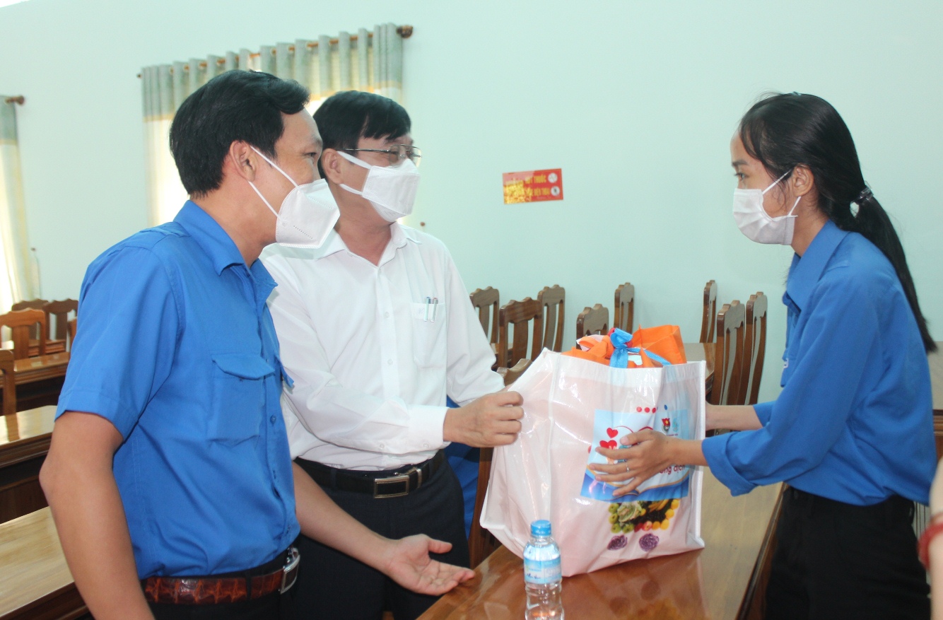 Ông Trần Mạnh Dũng trao quà cho đoàn viên thanh niên huyện Vạn Ninh tham gia phòng chống dịch.