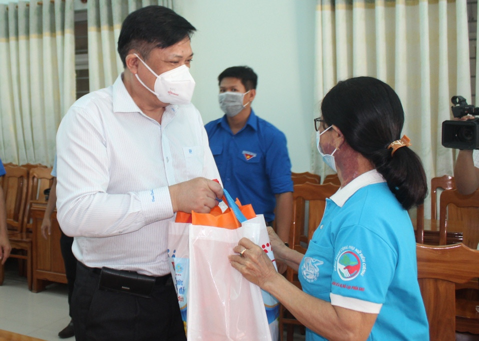 Ông Lê Hữu Thọ trao quà cho hội viên Hội Liên hiệp phụ nữ huyện Vạn Ninh.