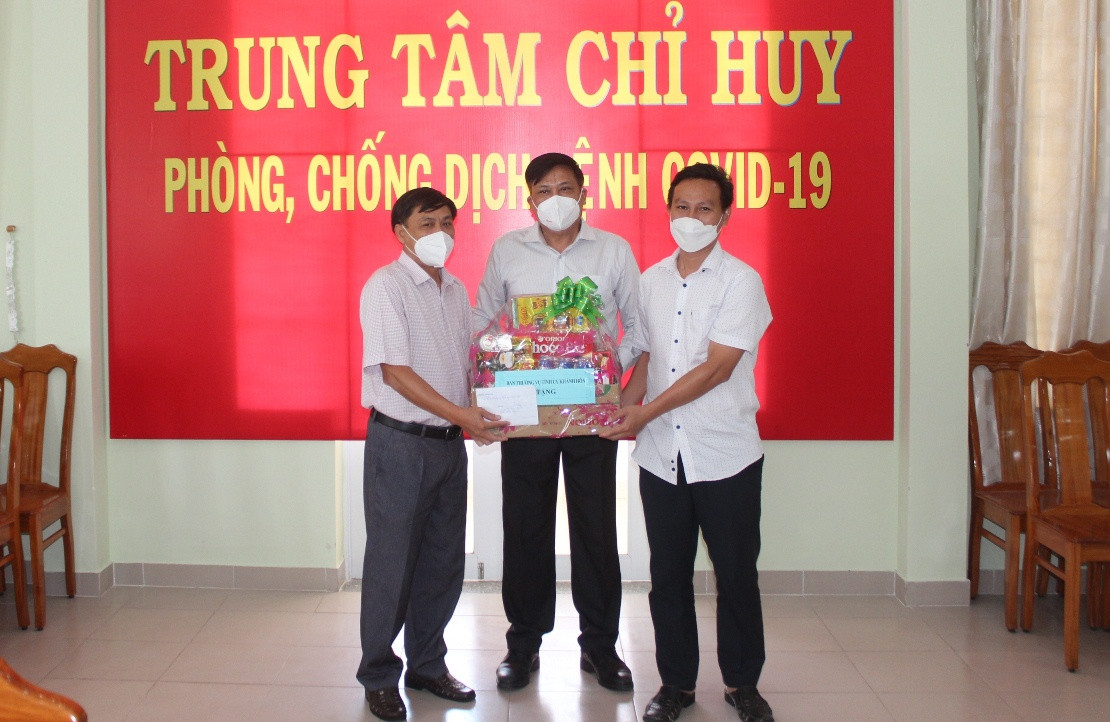 Ông Lê Hữu Thọ trao hỗ trợ cho Trung tâm Chỉ huy phòng chống dịch bệnh Covid-19 huyện Vạn Ninh.