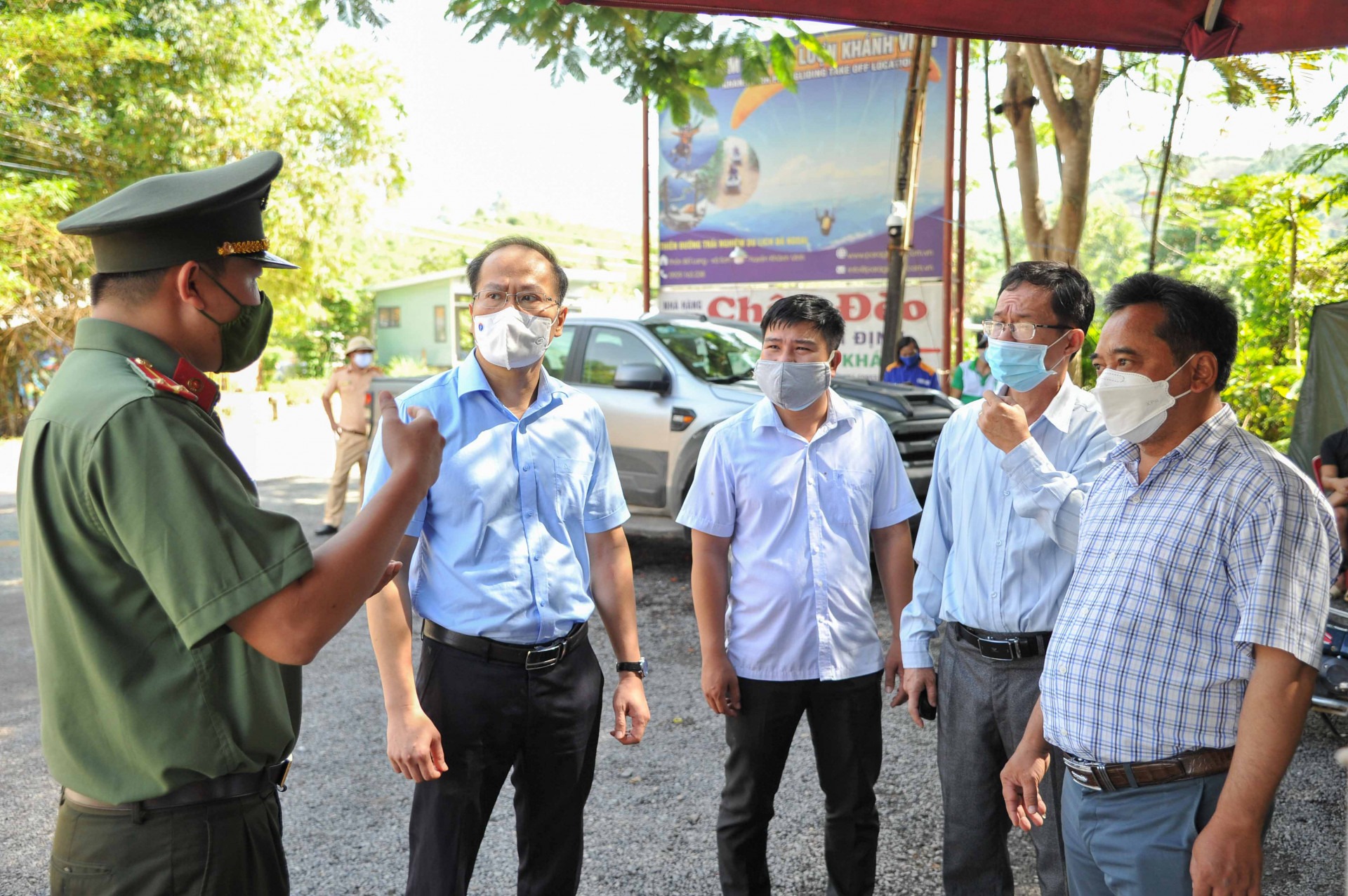 Thăm hỏi tình hình công tác tại trạm kiểm soát liên ngành phòng, chống dịch trên Quốc lộ 27C tại xã Sơn Thái