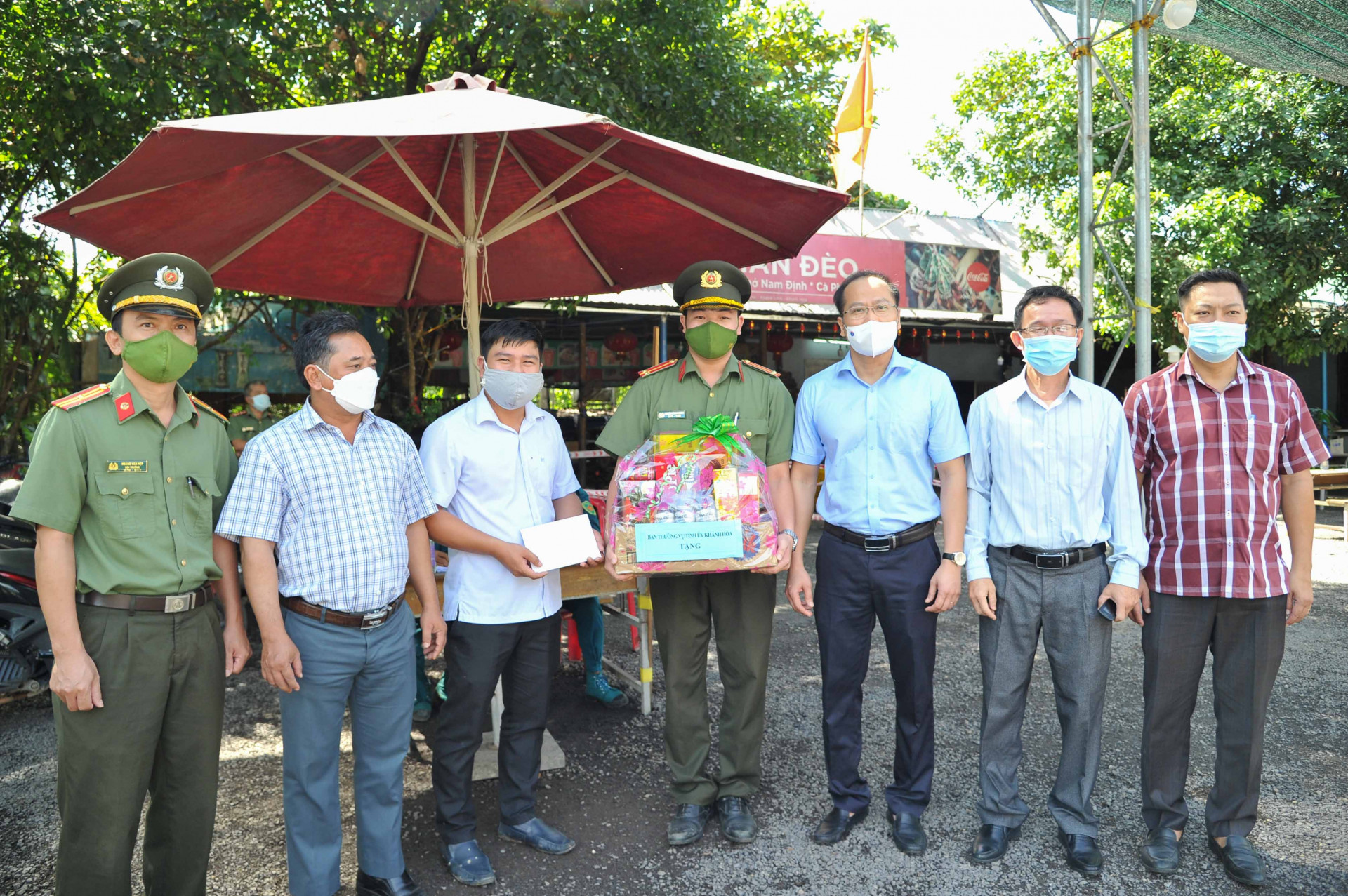 Ông Nguyễn Khắc Hà tặng quà động viên lực lượng trạm kiểm soát liên ngành phòng, chống dịch trên Quốc lộ 27C tại xã Sơn Thái