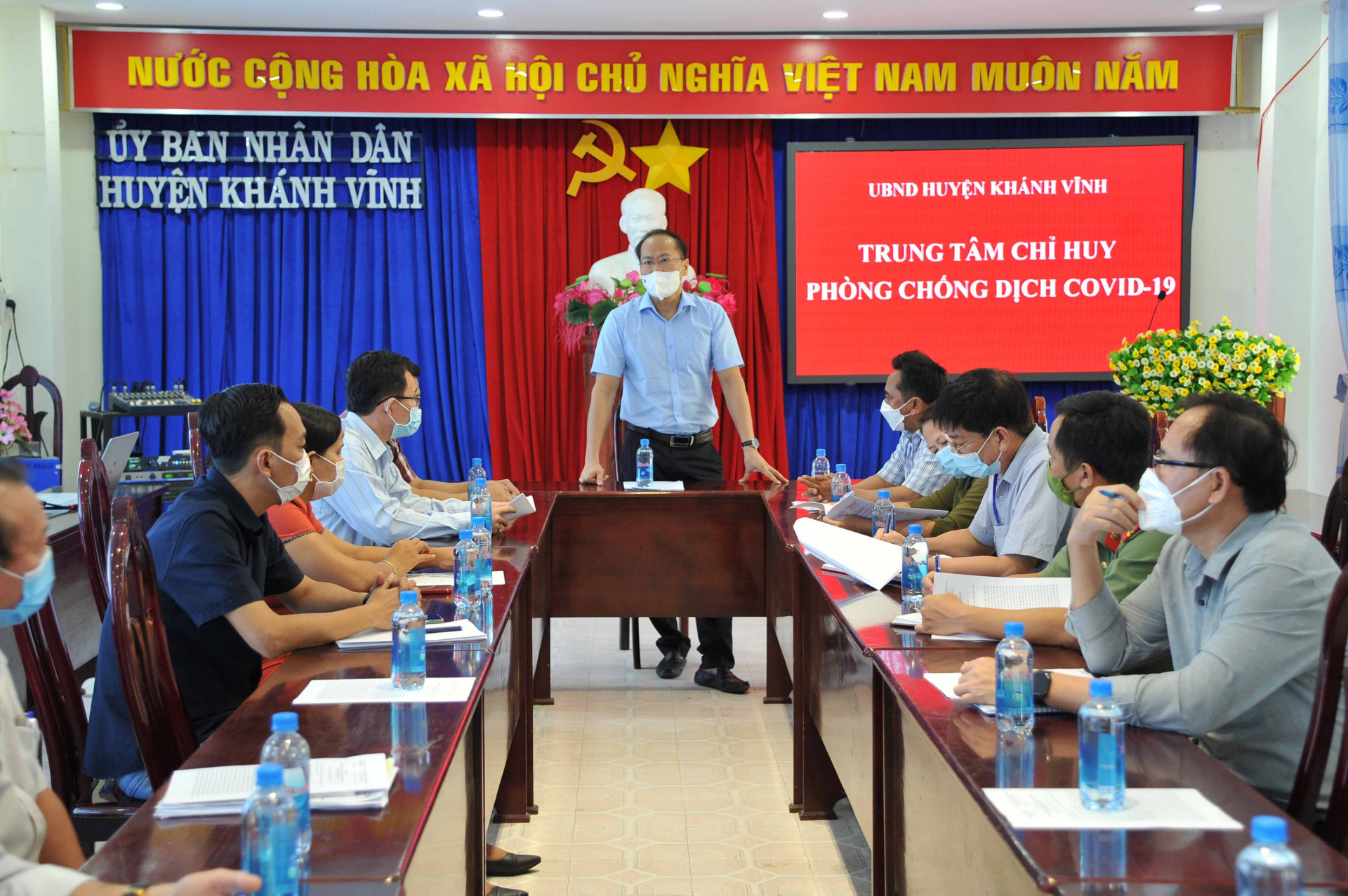 Làm việc tại UBND huyện Khánh Vĩnh, ông Nguyễn Khắc Hà biểu dương, đánh giá cao kết quả đạt được của huyện trong công tác phòng, chống dịch; đề nghị địa phương tiếp tục thắt chặt bảo vệ các Vùng xanh