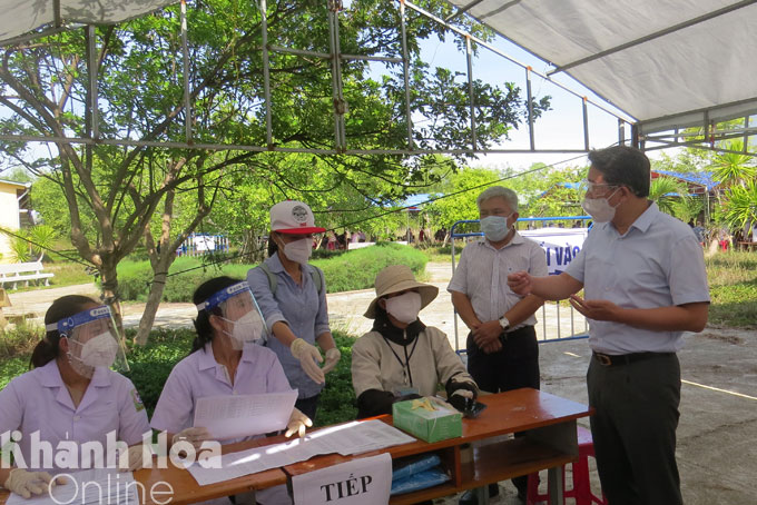 Bí thư Nguyễn Hải Ninh thăm hỏi, động viên lực lượng y, bác sĩ đang làm nhiệm vụ tại điểm tiêm đặt tại Đại học Mở, thị xã Ninh Hòa.