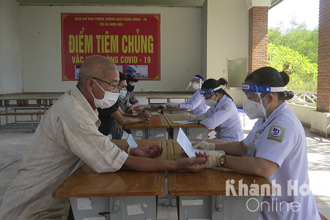  Người dân thị xã Ninh Hoà được khám sàng lọc trước khi tiêm chủng tại điểm tiêm Đại học Mở.