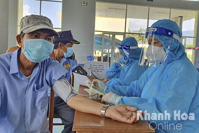 Anh Nguyễn Quá - công nhân Công ty Thịnh Hưng (Khu Công nghiệp Suối Dầu) được khám sàng lọc trước khi tiêm chủng vắc xin.
