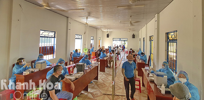 Người dân thị trấn Cam Đức tới Trường tiểu học Cam Đức 1 để được tiêm chủng.