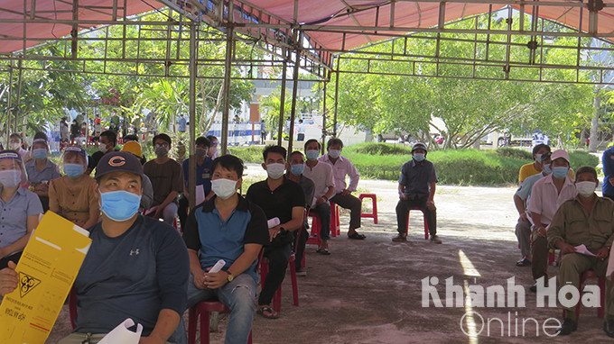 Nhiều người dân ở thị xã Ninh Hòa ngồi chờ đến lượt tiêm vắc xin.
