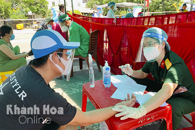 Bác sĩ của Bệnh viện Quân y 87 trao đổi rất kỹ với những trường hợp có dấu hiệu không đảm bảo sức khỏe để tiêm vắc xin tại điểm tiêm phường Vĩnh Trường, TP. Nha Trang.