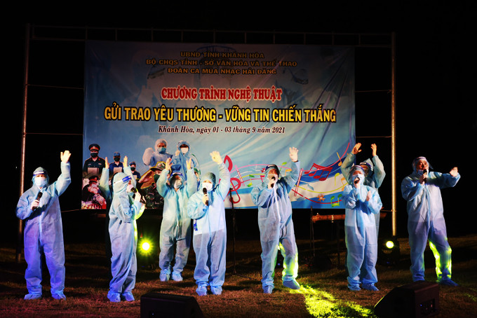 Các nghệ sĩ của Đoàn  Ca múa nhạc  Hải Đăng biểu diễn  phục vụ khán giả  ở khu cách ly y tế  tập trung. 