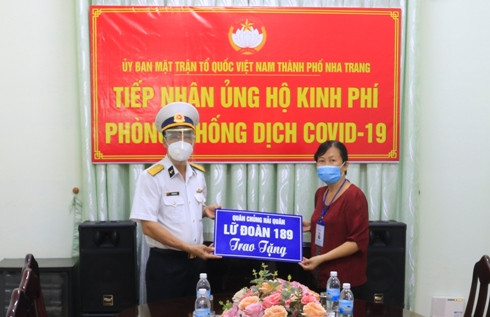 Đại tá Vũ Quang Việt trao tượng trưng số quà tặng cho UBMTTQ Việt Nam TP. Nha Trang.