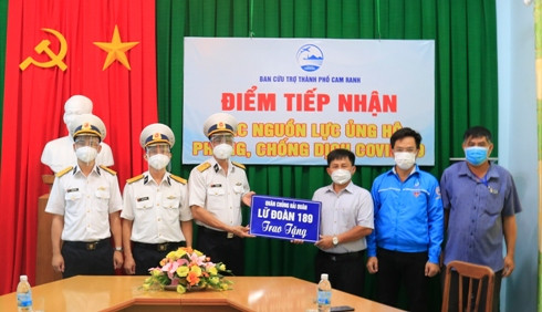 Đoàn công tác trao tượng trưng số quà tặng cho Ban cứu trợ Covid-19 TP. Cam Ranh.