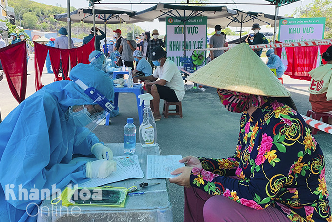 People make medical declarations at vaccination venue in Vinh Truong Ward, Nha Trang City