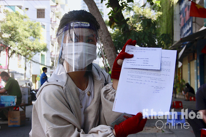 Cao Bao Ngoc (18 years old), Van Thang Ward, get first dose of Vero Cell vaccine