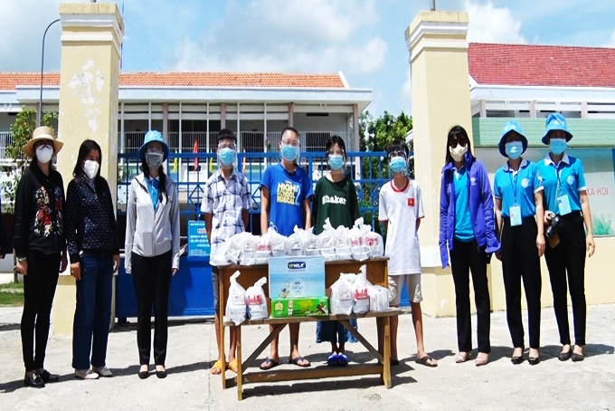 Hội Liên hiệp Phụ nữ tỉnh: Tặng sữa tại thị xã Ninh Hòa