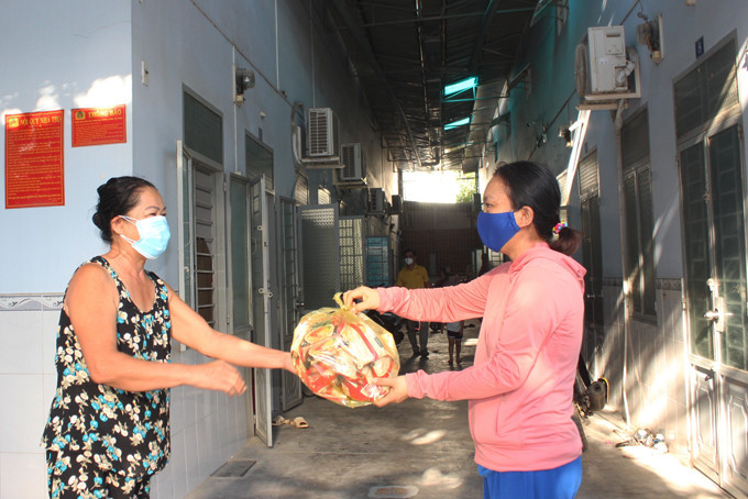 Bà Lê Thị Kim Yến (bên trái) thường xuyên hỗ trợ lương thực, thực phẩm cho người ở trọ.