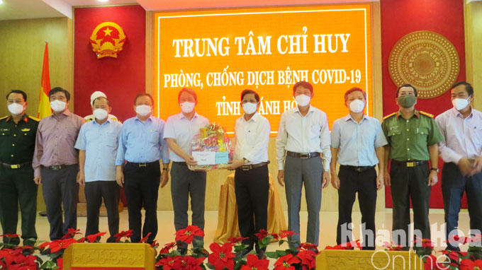 Bí thư Nguyễn Hải Ninh trao tặng quà cho lãnh đạo Trung tâm Chỉ huy