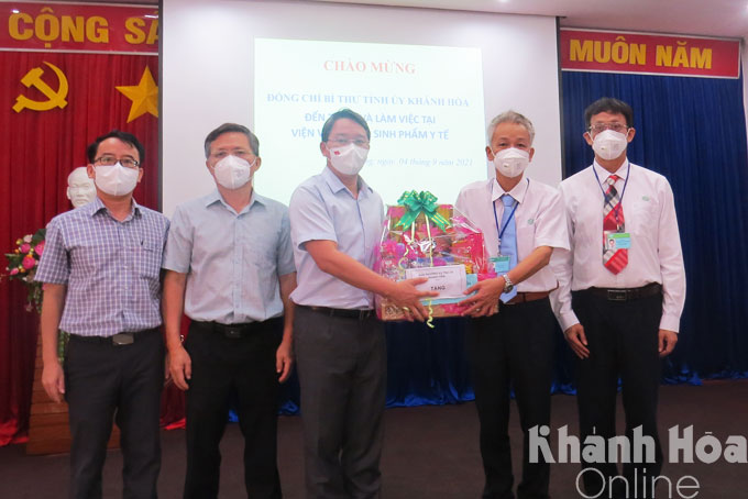 Ông Nguyễn Hải Ninh trao quà cho lãnh đạo Viện Vắc xin và Sinh phẩm Y tế.