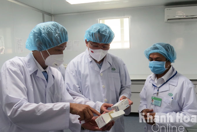 Ông Nguyễn Hải Ninh trao đổi với lãnh đạo Viện Vắc xin và Sinh phẩm Y tế về vắc xin Covivac.