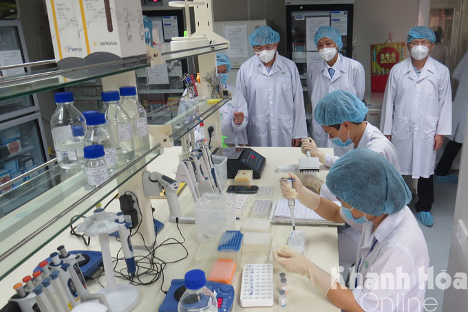 Ông Nguyễn Hải Ninh thăm nơi kiểm định vắc xin của Viện Vắc xin và Sinh phẩm Y tế.