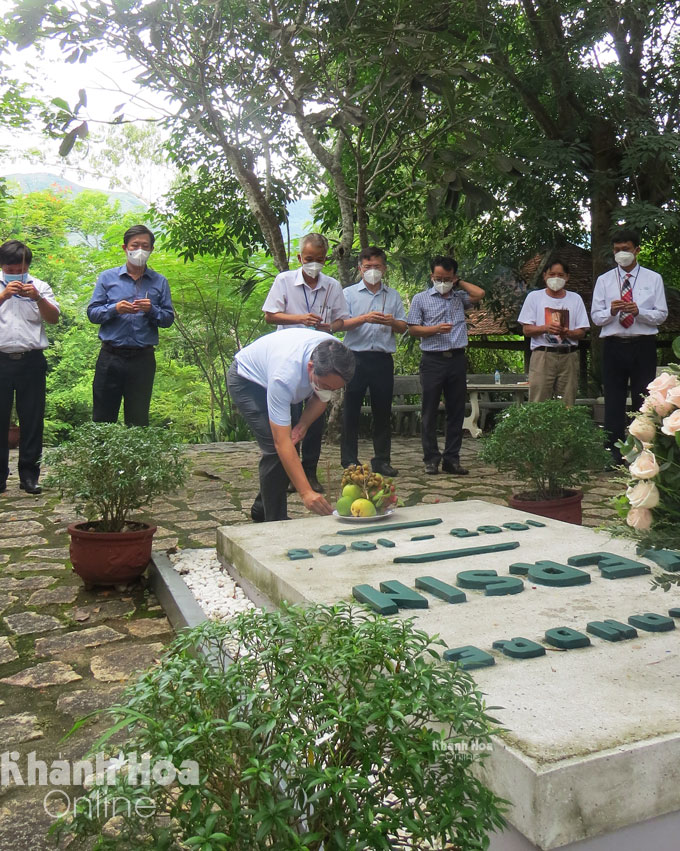 Ông Nguyễn Hải Ninh dâng hương dâng hương tại phần mộ Bác sĩ A.Yersin.