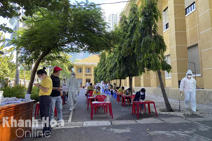 Tại điểm tiêm Viện Pasteur Nha Trang, người đến tiêm tại Viện thực hiện nghiêm việc giữ khoảng cách theo quy định