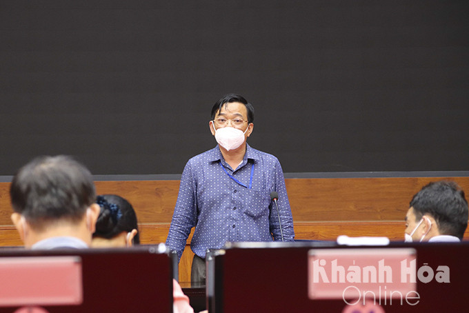 Ông Nguyễn Sỹ Khánh phát biểu tại cuộc họp.