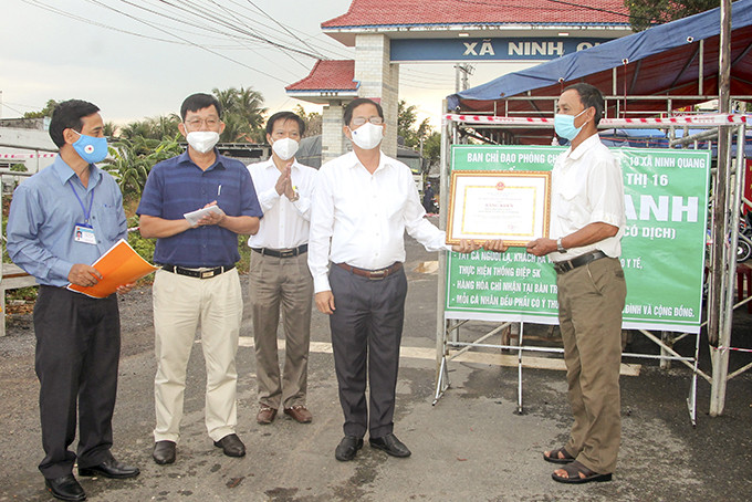 Lãnh đạo UBND tỉnh trao bằng khen cho một tổ dân phố “vùng xanh” tại thị xã Ninh Hòa.