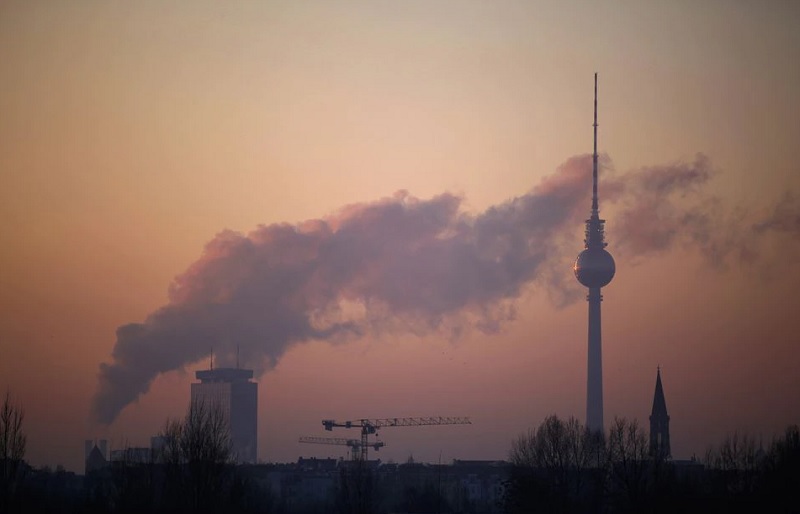 Hơi nước và khí thải bốc lên từ một nhà máy điện ở thủ đô Béc-lin của Đức ngày 2/2/20212. (Ảnh: Reuters)