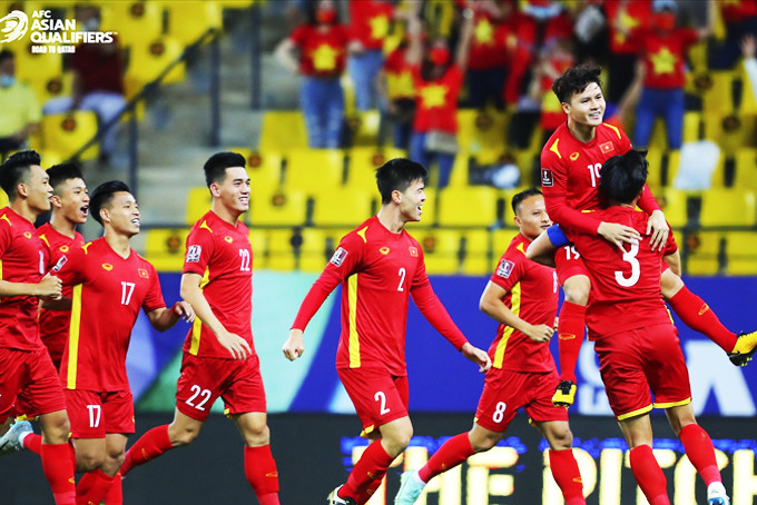 Các cầu thủ Việt Nam mừng bàn thắng của Quang Hải  ghi vào lưới Saudi Arabia ở lượt trận đầu tiên.