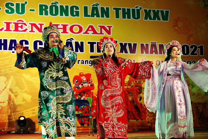 Nghệ nhân Nguyễn Thị Kim Chi (giữa) được đề nghị xét tặng  danh hiệu Nghệ nhân Ưu tú. Ảnh minh họa chụp tháng 1-2021