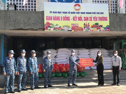 Vùng 4 Hải quân tặng gần 15 tấn nông sản cho người dân TP. Thủ Đức