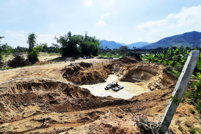 Một khu vực khai thác cát trái phép tại thôn Tân Xương 2 (xã Suối Cát). 