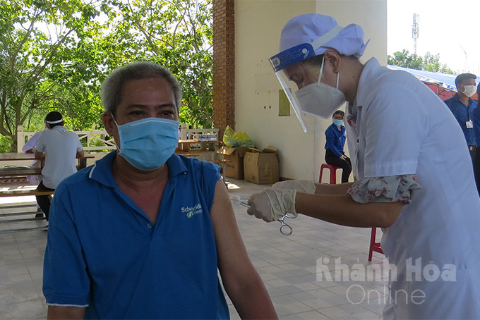 Tiêm vắc xin Vero Cell của Sinopharm cho người dân ở thị xã Ninh Hòa.