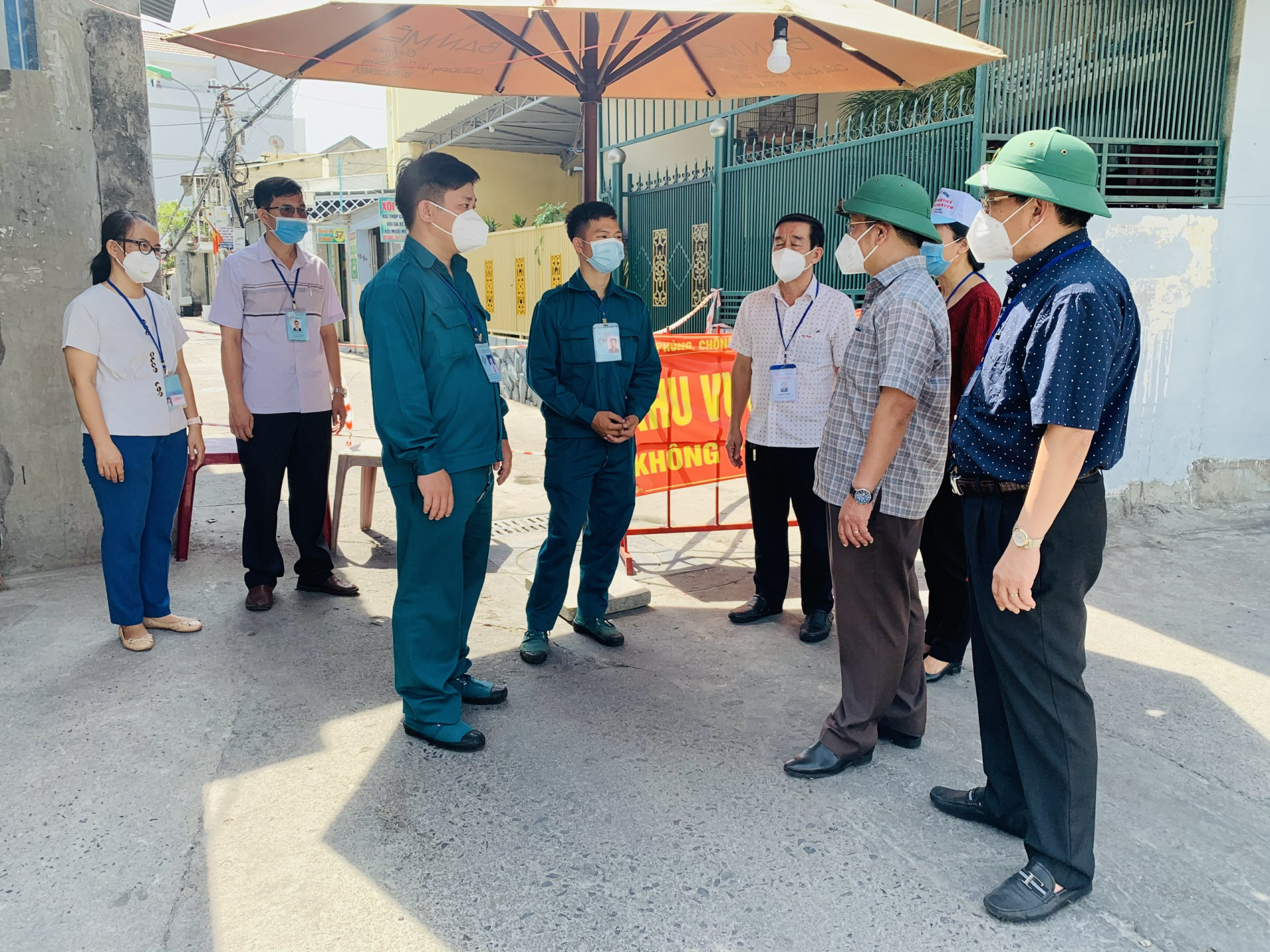Ông Hồ Văn Mừng cùng lãnh đạo TP. Nha Trang thăm và động viên lực lượng trực chốt phong tỏa ở phường Phương Sài