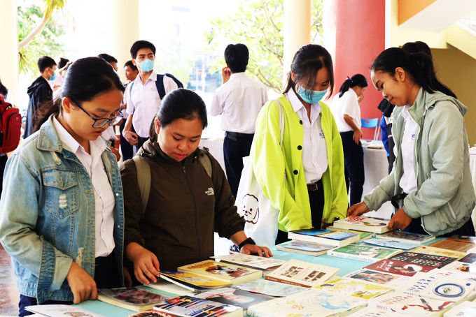Học sinh thị xã Ninh Hòa tham gia Ngày sách Việt Nam 2021. Ảnh minh họa chụp tháng 4