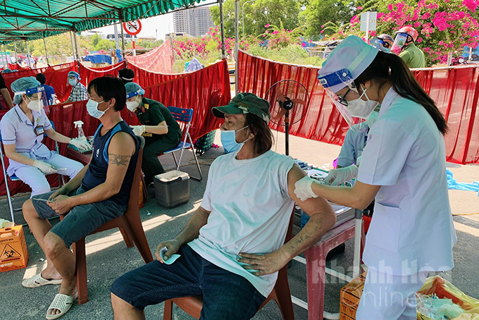 Tiêm vắc xin cho người dân phường Vĩnh Trường, TP. Nha Trang
