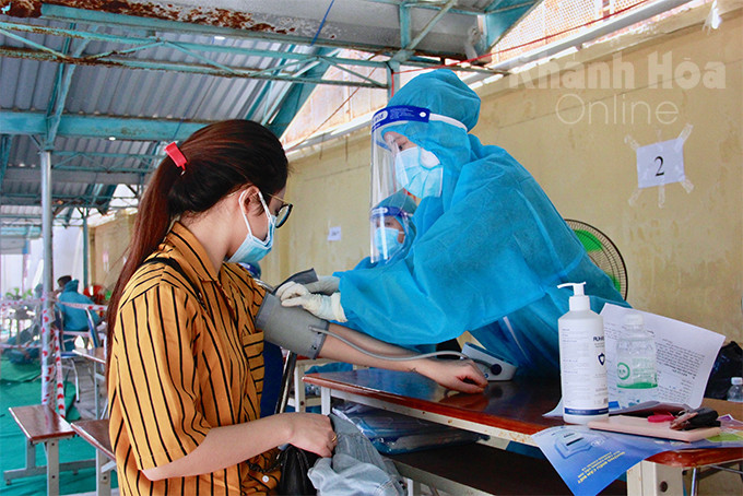 Người dân Nha Trang tiêm ngừa vắc xin phòng Covid-19
